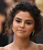 Selena_Gomez_-_MET_Gala__18_on_May_7-14~0.jpg