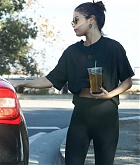 Selena_Gomez_-_Makes_a_stop_to_grab_an_iced_tea_in_LA_on_November_5-07.jpg