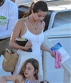 Selena_Gomez_-_On_a_boat_in_Montego_Bay2C_Jamaica_on_February_202C_2018-05.jpg