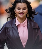 Selena_Gomez_-_On_the_set_of_Only_Murderers_in_the_Building_in_New_York_City_0317202322.jpg