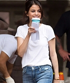 Selena_Gomez_-_On_the_set_of_Woody_Allen_film_in_NYC_on_September_14-08.jpg
