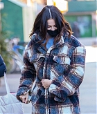 Selena_Gomez_-_On_the_set_of__Only_Murders_in_the_Building__in_New_York_March_42C_202201.jpg
