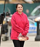Selena_Gomez_-_Only_Murders_in_the_Building_at_the_Supreme_Courthouse_in_Long_Island2C_New_York_December_82C_202105.jpg