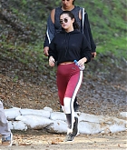 Selena_Gomez_-_Out_for_a_hike_in_Los_Angeles2C_2018-12-22-01.jpg