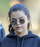 Selena_Gomez_-_Out_for_a_hike_in_Los_Angeles2C_2018-12-22-07.jpg