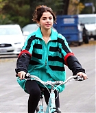 Selena_Gomez_-_Riding_her_bike_in_Los_Angeles2C_CA_on_October_31-01.jpg