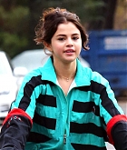 Selena_Gomez_-_Riding_her_bike_in_Los_Angeles2C_CA_on_October_31-03.jpg