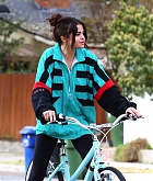 Selena_Gomez_-_Riding_her_bike_in_Los_Angeles2C_CA_on_October_31-07.jpg