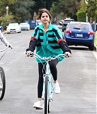 Selena_Gomez_-_Riding_her_bike_in_Los_Angeles2C_CA_on_October_31-10.jpg
