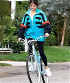 Selena_Gomez_-_Riding_her_bike_in_Los_Angeles2C_CA_on_October_31-19.jpg