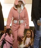 Selena_Gomez_-_Sabrina_Carpenter_concert_in_Los_Angeles_November_182C_2024_01.jpg
