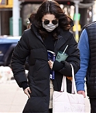 Selena_Gomez_-_Seen_heading_to_the_movie_set_of_Only_Murders_in_New_York_City_01192021_12.jpg