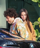 Selena_Gomez_-_Seen_out_for_dinner_in_Los_Angeles_CA_-_June_242C_2025_06.jpg