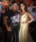 Selena_Gomez_-_Sheats_Goldstein_Residence_on_August_26-01.jpg