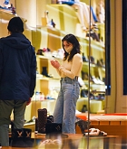 Selena_Gomez_-_Shopping_in_New_York_City_January_252C_2021_01.jpg