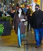 Selena_Gomez_-_Shopping_in_New_York_City_January_252C_2021_02.jpg