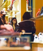 Selena_Gomez_-_Shopping_in_New_York_City_January_252C_2021_03.jpg