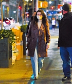 Selena_Gomez_-_Shopping_in_New_York_City_January_252C_2021_04.jpg