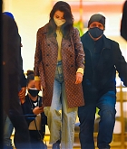 Selena_Gomez_-_Shopping_in_New_York_City_January_252C_2021_06.jpg