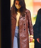 Selena_Gomez_-_Shopping_in_New_York_City_January_252C_2021_09.jpg