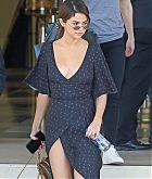 Selena_Gomez_-_Shopping_trip_in_LA_-_February_100007.jpg