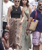 Selena_Gomez_-_Spotted_having_lunch_at_Pierluigi_in_Rome_28July_222C_201929-05.jpg