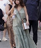 Selena_Gomez_-_Spotted_having_lunch_at_Pierluigi_in_Rome_28July_222C_201929-09.jpg
