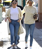 Selena_Gomez_-_Steps_out_wearing_blue_jeans_in_LA_December_282C_2018-02.jpg