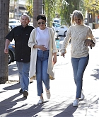 Selena_Gomez_-_Steps_out_wearing_blue_jeans_in_LA_December_282C_2018-04.jpg