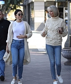 Selena_Gomez_-_Steps_out_wearing_blue_jeans_in_LA_December_282C_2018-05.jpg
