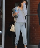 Selena_Gomez_-_Steps_out_wearing_comfy_clothes_in_NYC_on_October_4-06.jpg