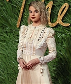 Selena_Gomez_-_The_Fashion_Awards_2017_on_December_4-14.jpg