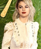 Selena_Gomez_-_The_Fashion_Awards_2017_on_December_4-17.jpg