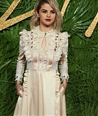 Selena_Gomez_-_The_Fashion_Awards_2017_on_December_4-19.jpg