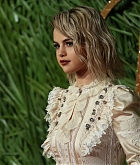 Selena_Gomez_-_The_Fashion_Awards_2017_on_December_4-21.jpg