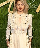 Selena_Gomez_-_The_Fashion_Awards_2017_on_December_4-26.jpg
