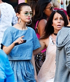 Selena_Gomez_-_Visits_911_Memorial_with_her_mom_and_her_cousins_in_New_York_-_September_24-04.jpg