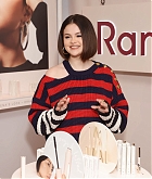 Selena_Gomez_-_Visits_Sephora_Times_Square_in_New_York_City_November_42C_202101.jpg
