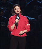 Selena_Gomez_-_WE_Day_California_in_Los_Angeles_Show_on_April_19-03.jpg