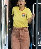Selena_Gomez_-_enjoying_a_breakfast_in_Beverly_Hills2C_September_212C_2018-01.jpg