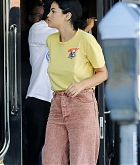 Selena_Gomez_-_enjoying_a_breakfast_in_Beverly_Hills2C_September_212C_2018-04.jpg