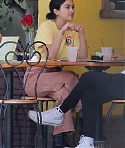 Selena_Gomez_-_enjoying_a_breakfast_in_Beverly_Hills2C_September_212C_2018-05.jpg