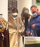 Selena_Gomez_-_enjoys_some_late_shopping_in_Soho_at_Aritzia_in_New_York2C_1112202102.jpg