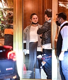Selena_Gomez_-_exiting_a_restaurant_in_Los_Angeles2C_February_272C_202200006.jpg