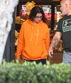 Selena_Gomez_-_goes_grocery_shopping_in_Los_Angeles2C_CA__10312019-01.jpg
