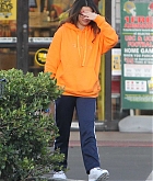 Selena_Gomez_-_goes_grocery_shopping_in_Los_Angeles2C_CA__10312019-05.jpg