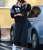 Selena_Gomez_-_grabs_some_Japanese_food_while_out_with_her_friends_in_Van_Nuys_January_52C_2020-03.jpg