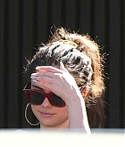 Selena_Gomez_-_has_dinner_with_a_friend_in_LA_October_192C_2019-06.jpg
