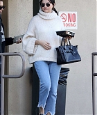 Selena_Gomez_-_has_lunch_at_Hugo_s_with_a_friend_on_New_Years_Eve2C_LA_12312018-02.jpg