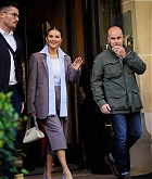 Selena_Gomez_-_is_all_smiles_as_she_waves_to_fans_as_she_exits_the_Hotel_Plaza_Athenee_in_Paris2C_France__0924202304.jpg